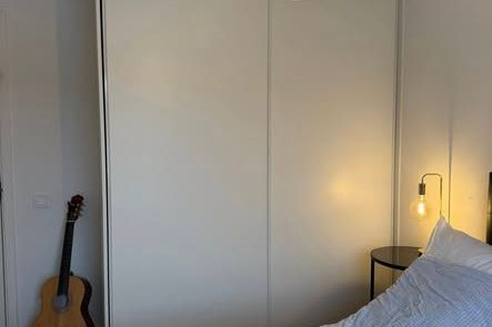 Ljust rum i Flemingsberg nära pendeln