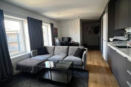 2 rok på 5:e vån med balkong