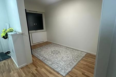 Nyrenoverad 2:a med el & parkering i Väsby