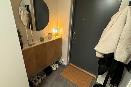Nybyggd 2:a med balkong i centralt läge