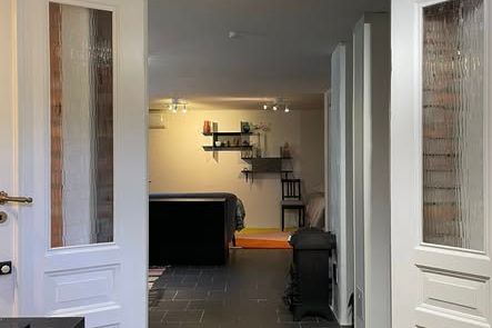 Möblerad källarlägenhet nära Linné
