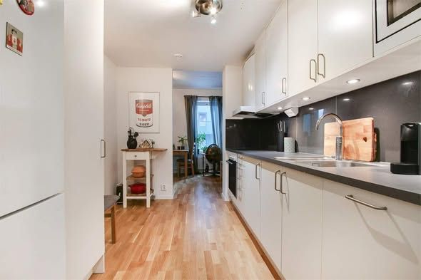 Fräsch 1:a med balkong i Alby centrum