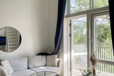 Modern loftlägenhet med balkong i Hökarängen