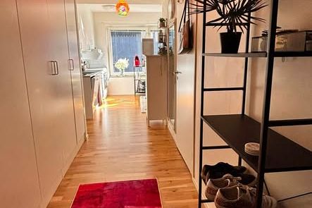 Möblerat rum med balkong i Rosendal