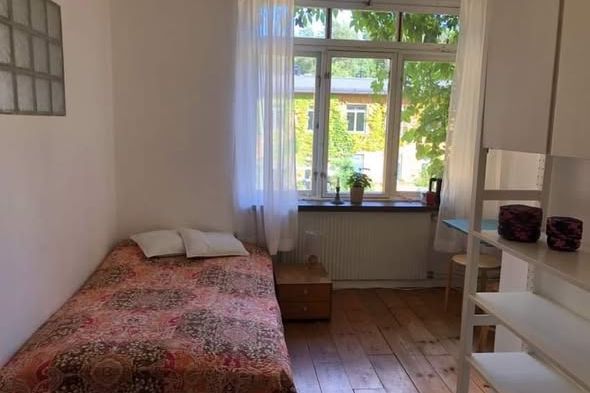 Möblerat rum i naturnära kollektiv