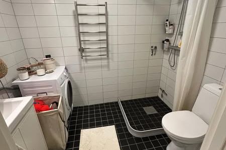 Ljus etta med balkong nära Nydalasjön