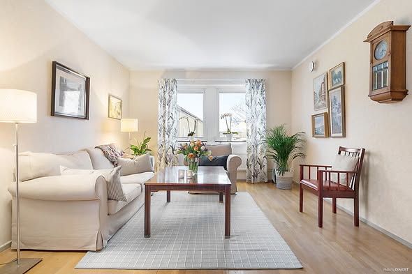 Ljus hörntvåa med balkong i väster