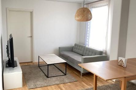 Modern 2:a nära pendeln i Kallhäll