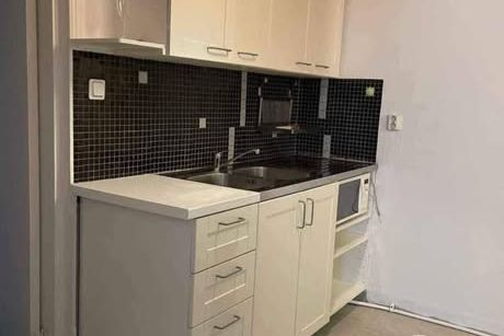 Etta med egen ingång i centrala Sollentuna