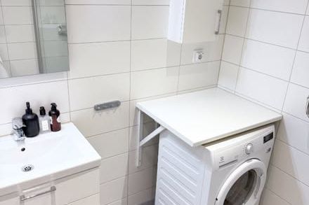 Modern och ljus 1:a i Vega nära tåg