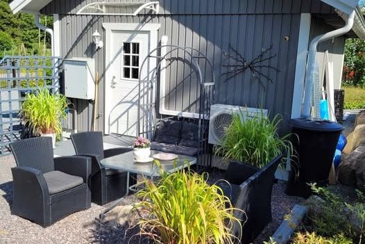 Mysig stuga 30 m² nära badsjö i Järlåsa