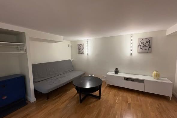 Möblerad 1:a i Gamla Enskede med uteplats