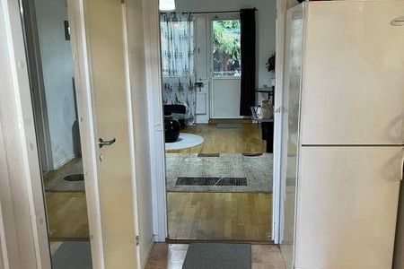 Möblerad 3:a med trädgård nära tågstation