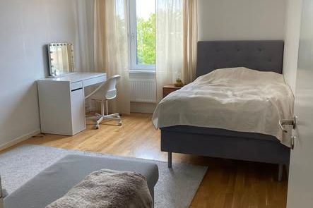 Ljust möblerat rum nära centrum