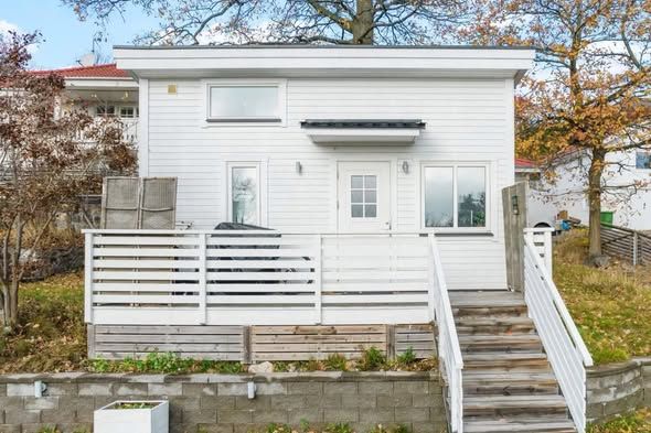 Mysigt attefallshus med loft i Segeltorp