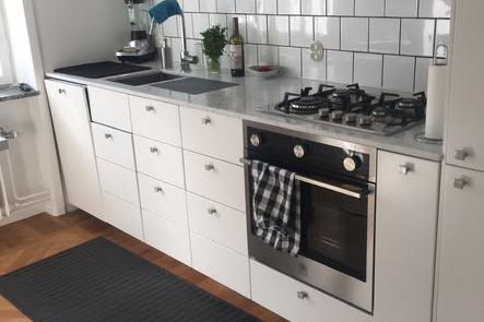 Charmig 1:a i Aspudden nära T-bana