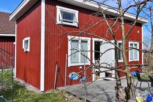 Mysigt attefallshus med terrass i Skärholmen