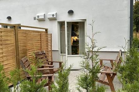 Modern etta i Vällingby med uteplats