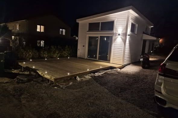 Nybyggt attefallshus med loft i Väsby