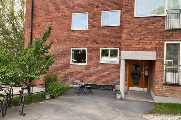 Ljust möblerat rum i Bagarmossen