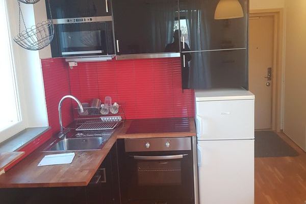 Möblerad etta med balkong nära pendeln