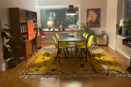Nyrenoverad funkislya vid Oskarsparken