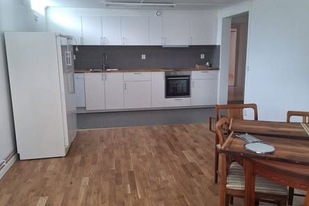 Rymlig 3:a i villa med parkering, Tumba