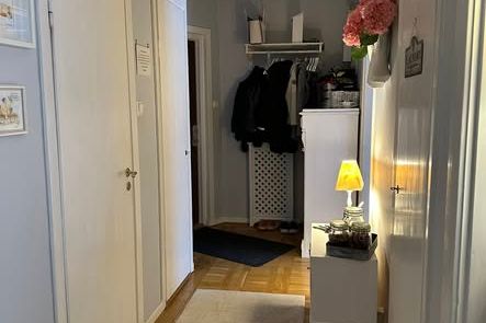 Rymlig 1:a med balkong på Väster