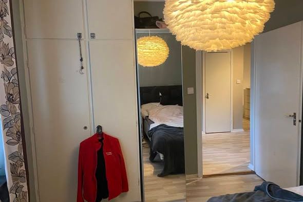 Ljus 3:a med balkong nära pendeln