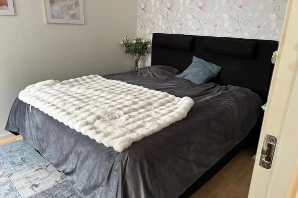 Stort rum i Traneberg med parkering