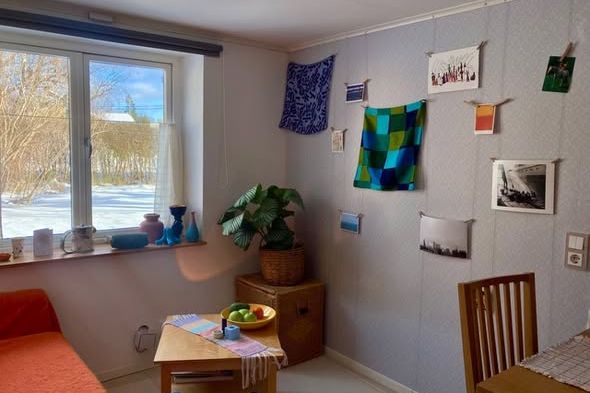 Charmigt miniboende med trädgårdsentré