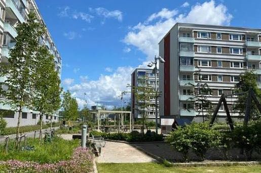 Möblerad 2:a med balkong nära Östra