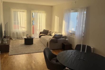 Möblerad 2:a med balkong i Märsta