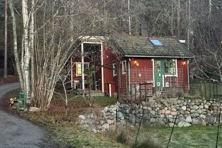 Charmigt hus i Täby nära sjö och skog