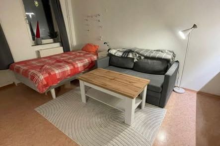 Möblerad studentetta nära högskolan