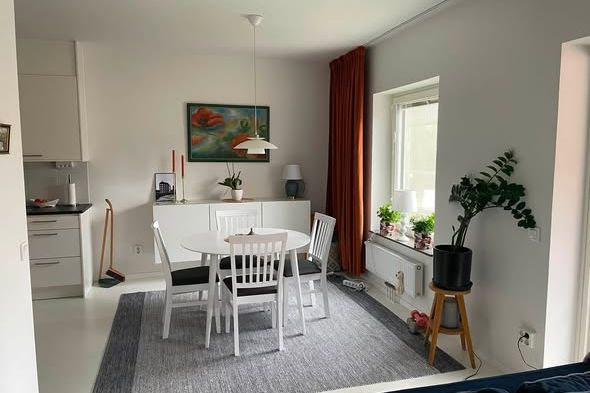 Ljus 2:a med inglasad balkong i sydväst