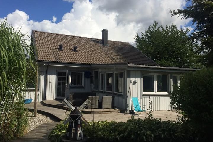 Energisnålt hus med idyllisk trädgård