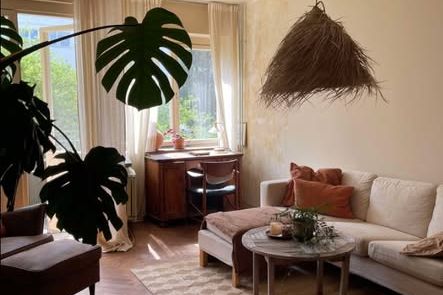 Ljus 1:a med balkong vid Rönneholm