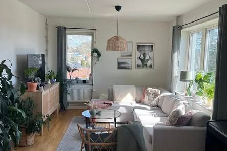 2 rok i Hildedal med balkong & p-plats