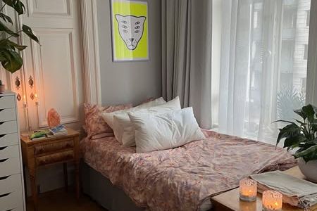 Spatiöst rum i tjejkollektiv vid Värnhem