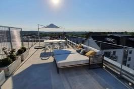 Ljus takvåning med terrass i Tollare