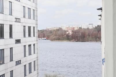 2:a med sjöutsikt & balkong – Hornsberg
