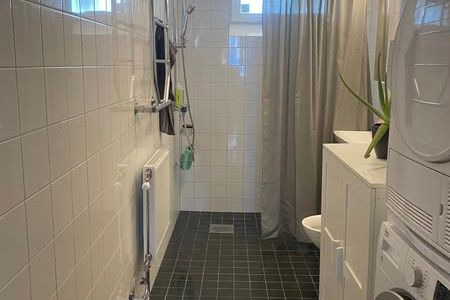 Möblerad 2,5:a i Skogås nära tåget