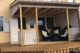 Helrenoverat hus m uteplats i Akalla