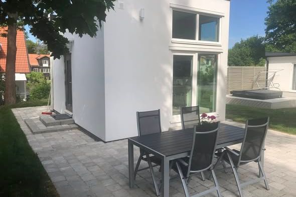 Charmigt attefallshus i lugna Spånga