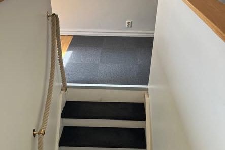 Ljus vindslägenhet nära centrum