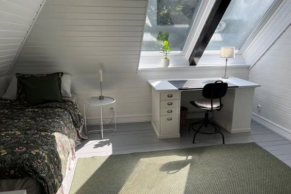 Vindsvåning nära havet – studentrum uthyres