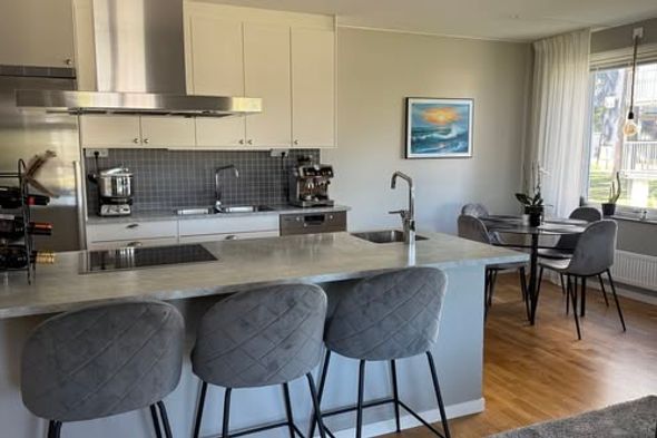 Ljus 2:a med inglasad balkong i Gottfridsberg