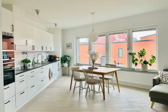 Ljus 3:a med balkong i Hyllie nära tåg