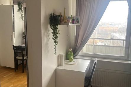 Möblerat rum i Skogås nära pendeln